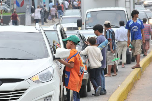 Child beggars at traffic lights in Paraguay &#8211; fr