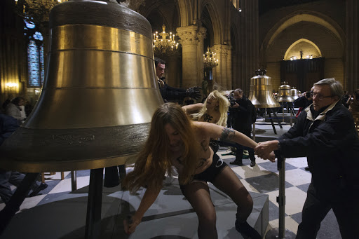 FRANCE, Paris : Activists from the women&#8217;s rights organisation Femen protest in Notre-Dame de Paris Cathedral in Paris February 12, 2013