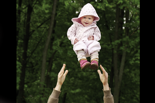Baby flying in the park (bébé qui &#8220;tombe du ciel&#8221;)