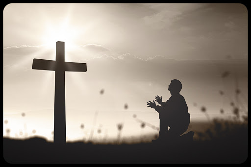 A man praying over the cross © CHOATphotographer / Shutterstock​ &#8211; fr