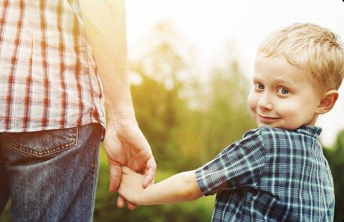 Father and son holding hand in hand © Soloviova Liudmyla / Shutterstock &#8211; fr