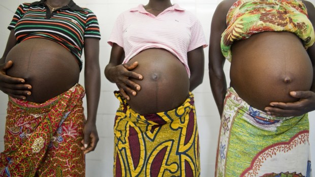 Women in Bongouanou, Côte d&#8217;Ivoire, during a prenatal medical consultation.