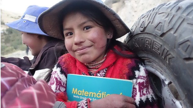 Lima, Pérou, Enfant des andes péruviennes sur le chemin de l&#8217;ecole