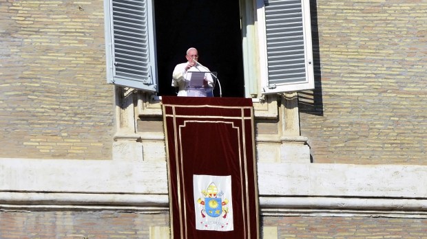 CITTA&#8217; DEL VATICANO &#8211; JANUARY 4 -Pope Francesco Bergoglio as usual overlooking St. Peter&#8217;s Square to pray together with the prayer of the Angelus.- Citta del Vaticano Jan 4 2015