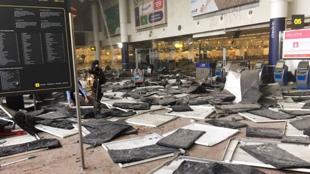 Le hall des départs de l&#8217;aéroport de Zaventem à Bruxelles après la double explosion survenue ce mardi 22 mars © Jef Versele &#8211; Facebook