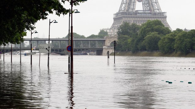 web-paris-france-flood-rain-c2a9-chesnot-getty.jpg