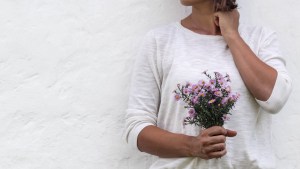 Femme tenant un bouquet de fleurs