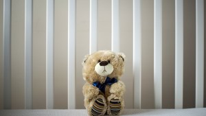 WEB-EMPTY-CRIB-STUFFED-ANIMAL-Uliana-Kucherenko-Shutterstock_450733672