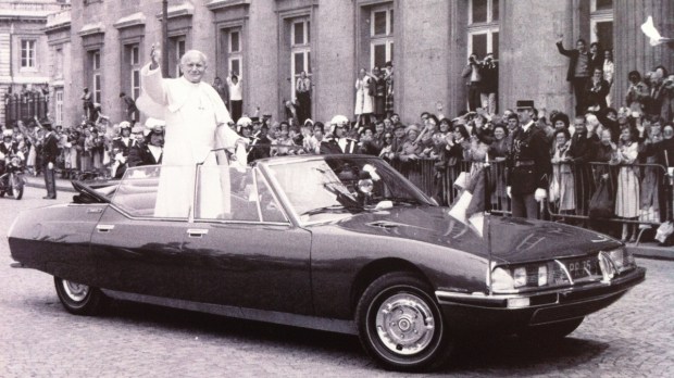 En 1980 lors de sa visite en France, le pape est monté à bord de la célèbre citroën SM, voiture officielle des chefs d&rsquo;État français. © droits réservés