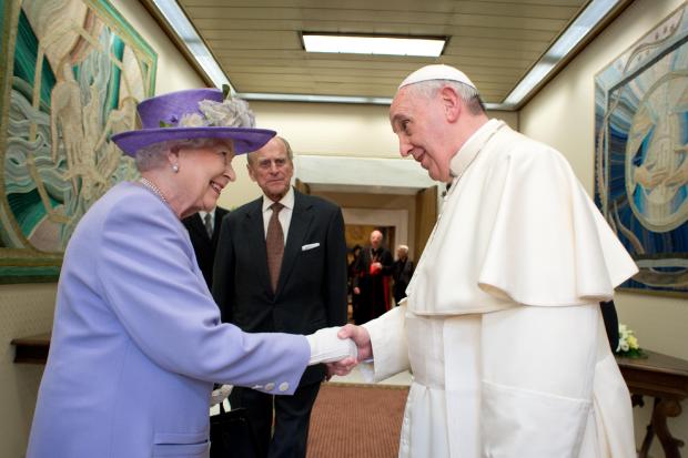 La reine d'Angleterre Elizabeth II, accompagnée de son mari le duc d'Edimbourg, le prince Philip, salue le pape François au Vatican le 3 avril 2014. © AFP PHOTO / OSSERVATORE ROMANO