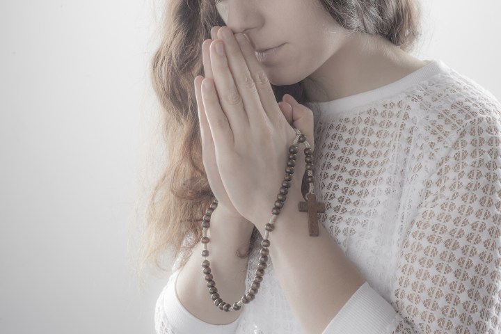 Femme priant avec un chapelet
