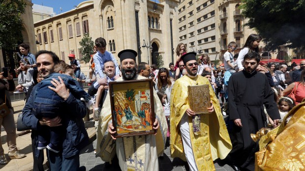 Au Liban, les chrétiens défilent en processions autour de leurs églises en agitant des rameaux d&#8217;olivier. Les enfants quant à eux, en habits de fête, arborent des cierges colorés et décorés spécialement pour l&#8217;occasion par les commerçants.©AFP PHOTO / ANWAR AMROLebanese Orthodox
