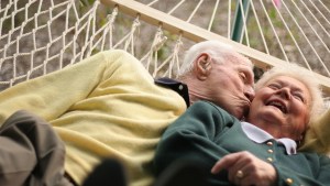 WEB-MARRIED-OLD-COUPLE-SENIOR-HAMMOCK-Patrick-CC