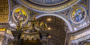 Les symboles cachés autour de l’autel de la basilique Saint-Pierre