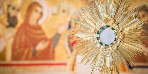 Minute par minute, notre guide pour une heure d&rsquo;adoration eucharistique