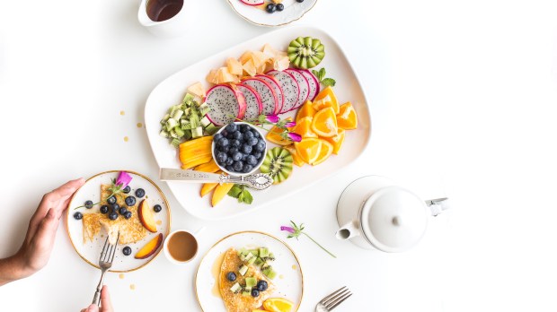 Assiettes avec variétés de nourriture, bonnes pour la santé