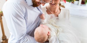 Baptême : pourquoi je ne dois pas arriver avec mon bébé habillé en blanc ?