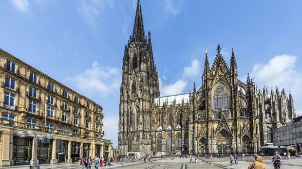WEB – Tourists and residents in front of the Cologne Cathedral in Cologne, Germany. It is Germanys most visited landmark visited by 20.000 people a day. © Jorg Hackemann – Shutterstock