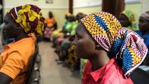 DES LYCÉENNES DE CHIBOK LIBÉRÉES PAR BOKO HARAM ATTENDENT À ABUJA