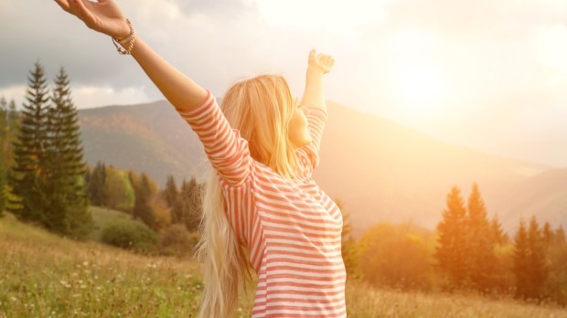 FEMME HEUREUSE AU SOLEIL