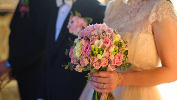 MARIEE TENANT UN BOUQUET DEVANT L'AUTEL