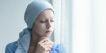 FEMME MALADE QUI PRIE