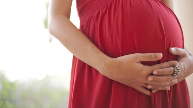 web woman pregnant hands belly red 10 Face:Shutterstock