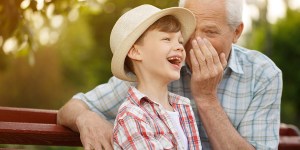 Heureux les enfants en vacances chez leurs grands-parents