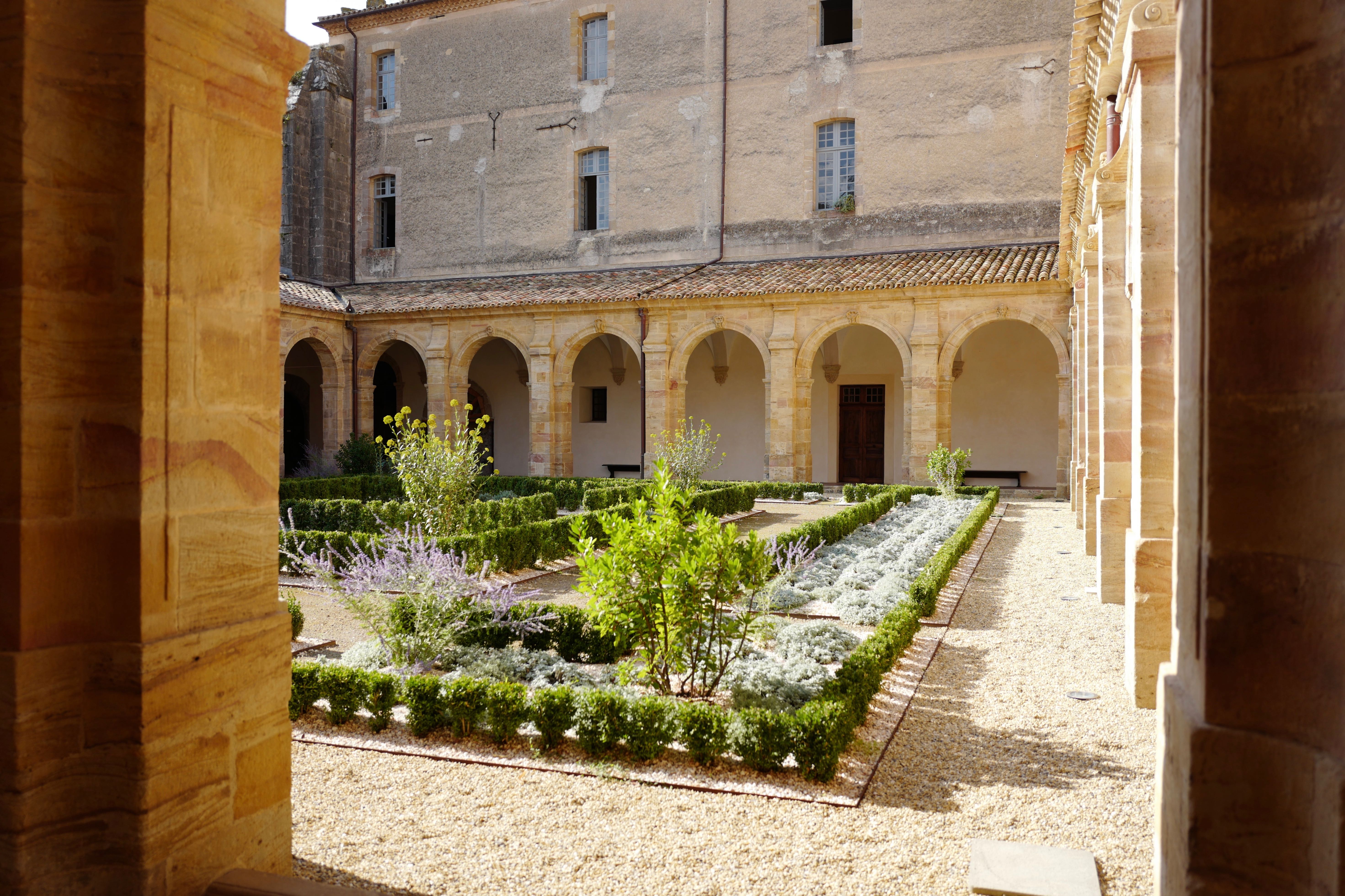 Cloître de l’abbaye Sainte-Marie de Lagrasse (Aude) – Chanoines réguliers de la Mère de Dieu ©Sabine de Rozières
