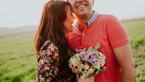 COUPLE SOURIANT L'UN CONTRE L'AUTRE