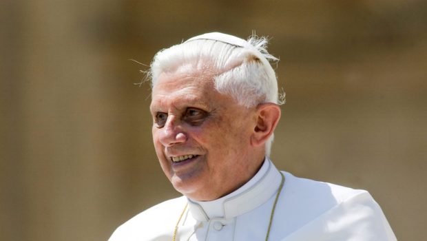 web3-pope-former-benedictxvi-portrait-giancarlo-giulianicppciric-e1672237756939