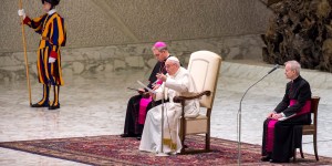 Pourquoi il est important d&rsquo;observer des moments de silence pendant la messe