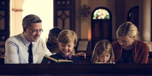 Cinq astuces pour transmettre la foi à ses enfants