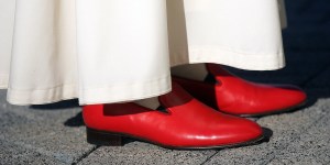 Pourquoi les papes portent-ils des chaussures rouges ?
