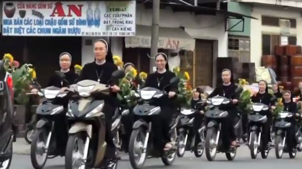 Vietnam, religieuses en scooter.