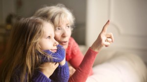 WEB3-GRANDMA-LITTLE-GIRL-TALKING-De Ollyy I Shutterstock