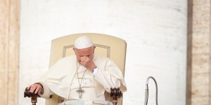 Ligament déchiré, infiltration du genou&#8230; Comment va le pape François ?