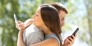 Couple : moins de SMS et plus de direct !