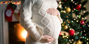 Quatre petites attentions pour prendre soin d&rsquo;une femme enceinte à Noël