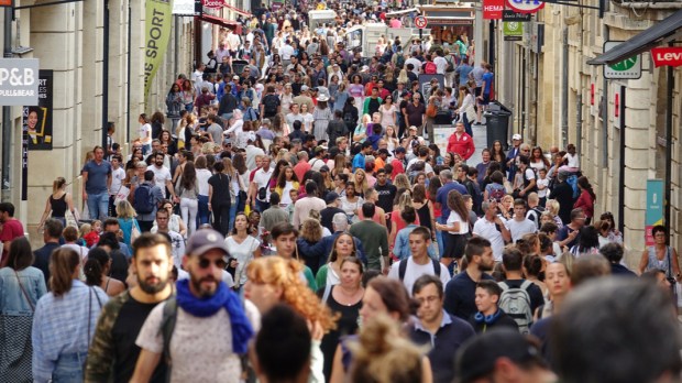 FOULE RUE POPULATION