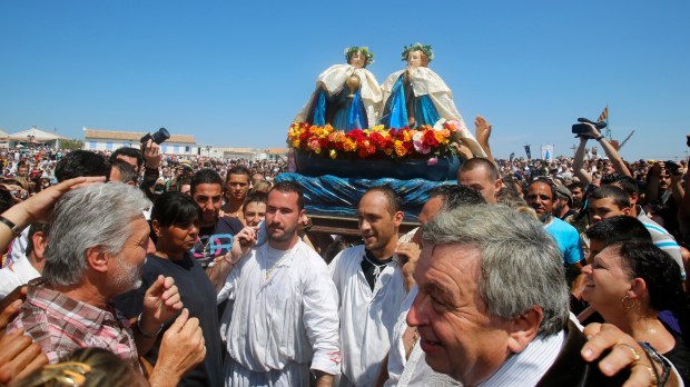Pèlerinage des Saintes-Maries-de-la-Mer, procession de Marie Jacobé et Marie Salomé
