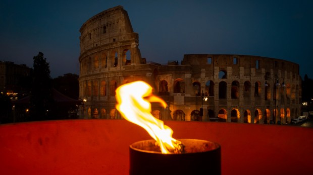 am041919-pope-via-crucis-colosseum-antoine-mekary-aleteia-am_4383-1.jpg