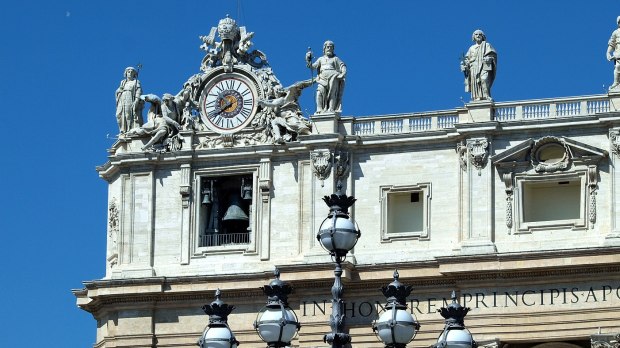 Cloche sur la facade de Saint-Pierre