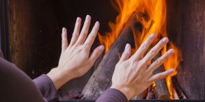 Pourquoi dit-on “mettre sa main au feu” ?