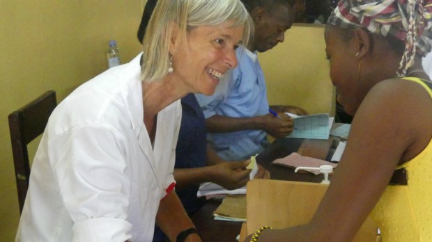 Une volontaire Fidesco en Guinée.