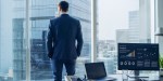 Businessman regardant par la fenêtre