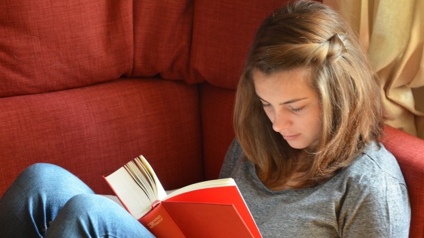 Jeune fille lit un livre