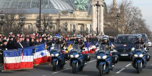 Militaires tués : l&rsquo;hommage sur le pont Alexandre III, une tradition récente