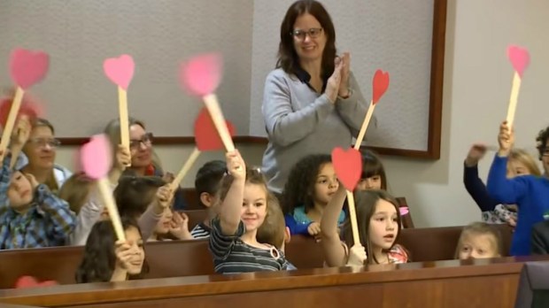 Elèves de maternelle au palais de justice