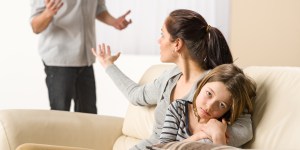« Elle laisse tout passer », « il est trop strict » : comment s’entendre pour éduquer un enfant